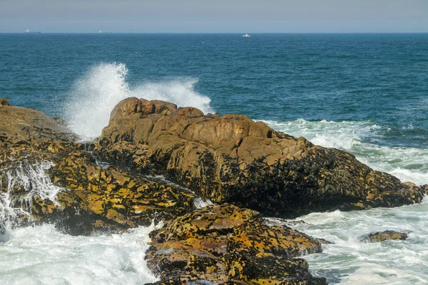 Salpicadura Agua Costa Piedra Del Océano Atlántico — Foto de Stock