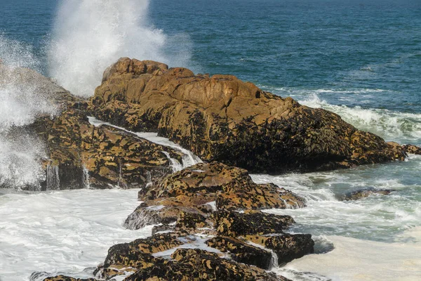 Atlantik Okyanusu 'nun taştan kıyılarına su sıçrıyor.