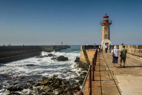 Porto, Portekiz 'in en büyük ikinci şehridir ve Portekiz' in en büyük şehridir. 5 Eylül 2016 tarihinde Atlantik Okyanusu 'nun köstebek kıyı şeridine bakın, Porto, Portekiz.