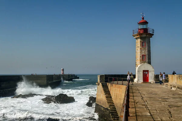 Porto, Portekiz 'in en büyük ikinci şehridir ve Portekiz' in en büyük şehridir. 5 Eylül 2016 tarihinde Atlantik Okyanusu 'nun köstebek kıyı şeridine bakın, Porto, Portekiz.