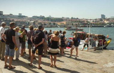 Porto, Portekiz 'in en büyük ikinci şehridir ve Portekiz' in en büyük şehridir. 5 Eylül 2016, Porto, Portekiz Douro nehri rıhtımında kalabalık tekne bekliyor..