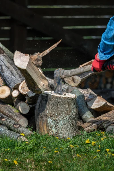 Hij Werkt Met Een Bijl Naast Schuur — Stockfoto