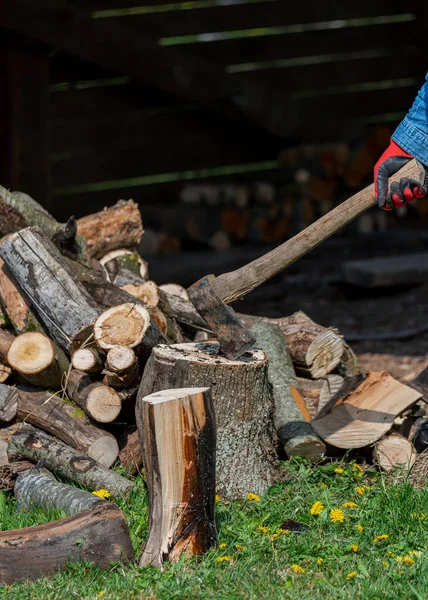 Hij Werkt Met Een Bijl Naast Schuur — Stockfoto