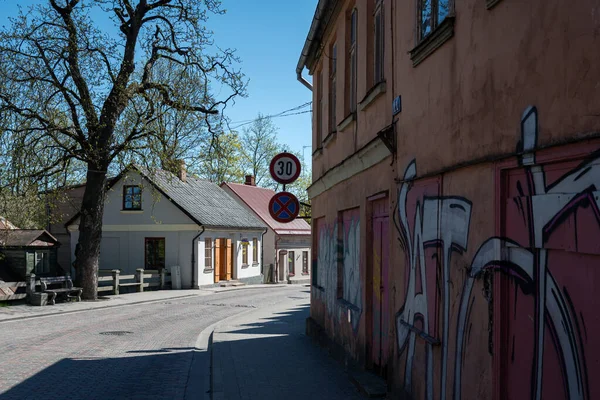拉特维亚 Talsi May 塔尔西是拉脱维亚的一个城镇 2020年5月6日在拉脱维亚塔尔西举行的有老房子的狭窄街道规划 — 图库照片