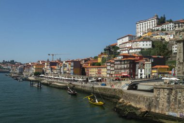 Porto, Portekiz 'in en büyük ikinci şehridir ve Portekiz' in en büyük şehridir. 5 Eylül 2016 'da Douro nehri kıyısındaki eski şehre bakın, Porto, Portekiz.
