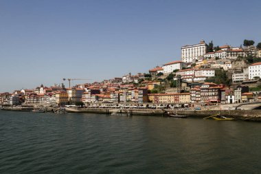 Porto, Portekiz 'in en büyük ikinci şehridir ve Portekiz' in en büyük şehridir. 5 Eylül 2016 'da Douro nehri kıyısındaki eski şehre bakın, Porto, Portekiz.