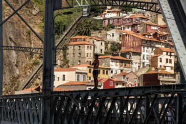 Porto, Portekiz 'in en büyük ikinci şehridir ve Portekiz' in en büyük şehridir. 5 Eylül 2016, Portekiz, Porto, Portekiz 'de Douro nehrinin yukarısındaki köprüye bakın..