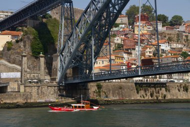 Porto, Portekiz 'in en büyük ikinci şehridir ve Portekiz' in en büyük şehridir. 5 Eylül 2016 tarihinde Douro Nehri üzerindeki köprüye bakın, Porto, Portekiz.