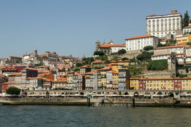 Porto, Portekiz 'in en büyük ikinci şehridir ve Portekiz' in en büyük şehridir. 5 Eylül 2016 'da Douro nehri kıyısındaki eski şehre bakın, Porto, Portekiz.