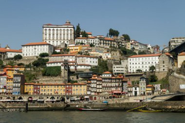 Porto, Portekiz 'in en büyük ikinci şehridir ve Portekiz' in en büyük şehridir. 5 Eylül 2016 'da Douro nehri kıyısındaki eski şehre bakın, Porto, Portekiz.