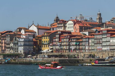 Porto, Portekiz 'in en büyük ikinci şehridir ve Portekiz' in en büyük şehridir. 5 Eylül 2016 'da Douro nehri kıyısındaki eski şehre bakın, Porto, Portekiz.