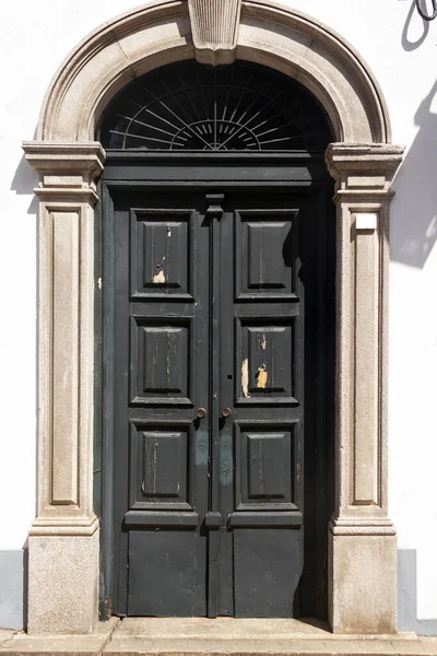 Widok Ulicy Dużych Wietrznych Starych Drzwi — Zdjęcie stockowe