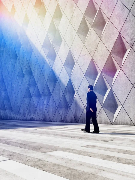 Бизнесмен, прогуливающийся по архитектурным зданиям — стоковое фото