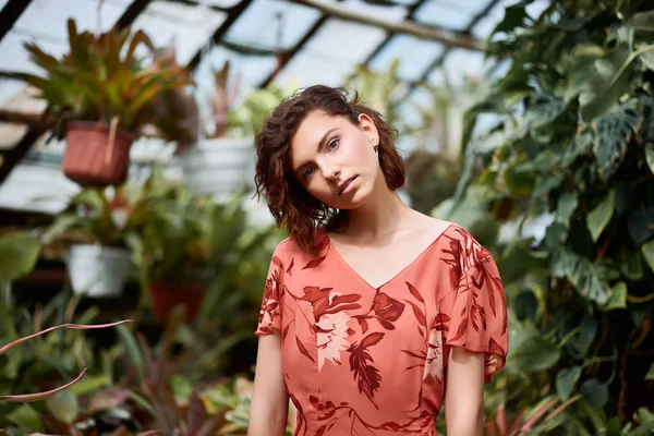 Piękna Modelka Ogrodzie Botanicznym Styl Mody Makijażem Czerwoną Sukienką — Zdjęcie stockowe
