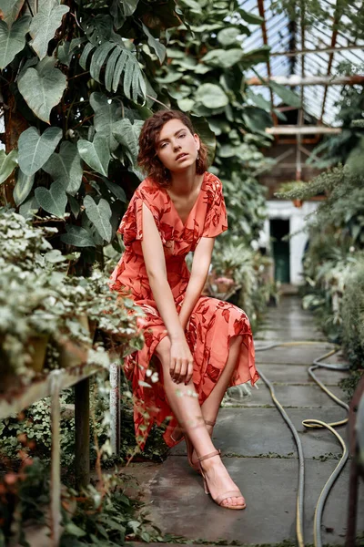 Piękna Modelka Ogrodzie Botanicznym Styl Mody Makijażem Czerwoną Sukienką — Zdjęcie stockowe