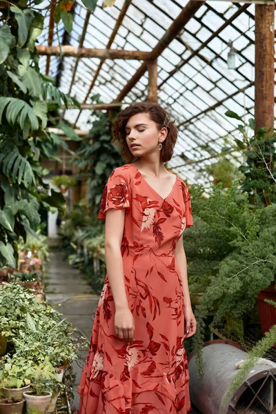 Krásná Modelka Botanické Zahradě Módní Styl Make Upem Červenými Šaty Stock Fotografie