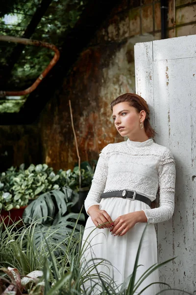 植物園にポーズをとる美しいモデルの女の子 メイクや白のドレスとファッションスタイル — ストック写真