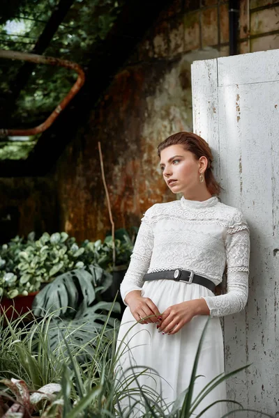 Krásná Modelka Pózující Botanické Zahradě Módní Styl Make Upem Bílé Royalty Free Stock Fotografie