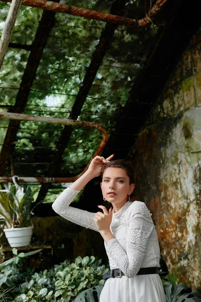 Krásná Modelka Pózující Botanické Zahradě Módní Styl Make Upem Bílé Stock Fotografie