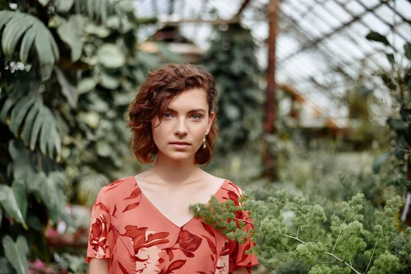 Belle Fille Modèle Dans Jardin Botanique Style Mode Avec Maquillage — Photo