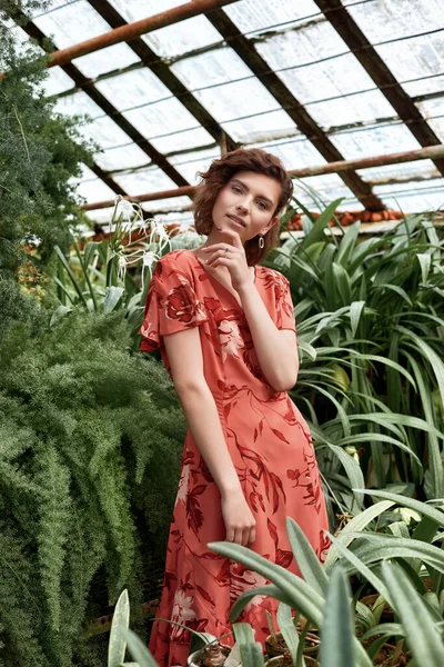 Schöne Modell Mädchen Botanischem Garten Modestil Mit Make Und Rotem — Stockfoto