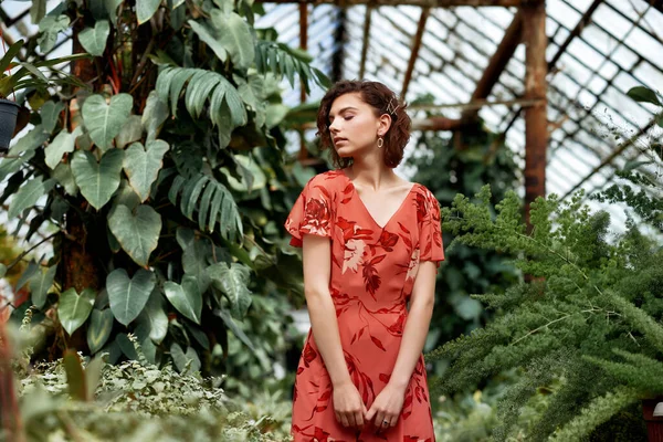Schöne Modell Mädchen Botanischem Garten Modestil Mit Make Und Rotem — Stockfoto