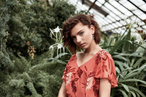 Krásná Modelka Botanické Zahradě Módní Styl Make Upem Červenými Šaty Royalty Free Stock Fotografie