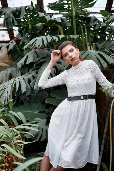 Krásná Modelka Pózující Botanické Zahradě Módní Styl Make Upem Bílé Stock Snímky