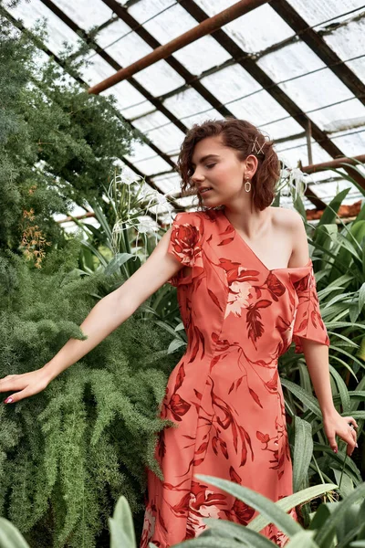 Beautiful Model Girl Botanical Garden Fashion Style Makeup Red Dress — Stock Photo, Image