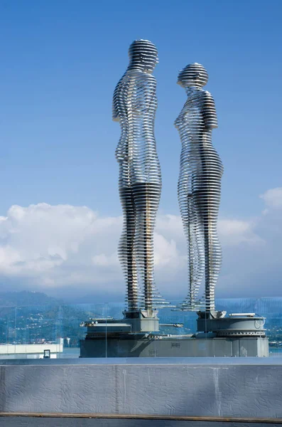 BATUMI, GEORGIA - 7 OTTOBRE: Futuristica scultura in metallo in movimento Amore per Ali e Nino il 7 ottobre 2016 a Batumi, Georgia. — Foto Stock