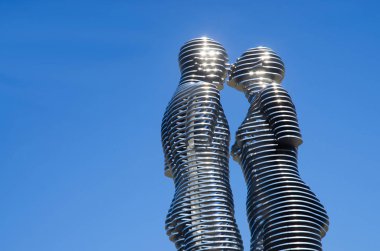 Batum, Gürcistan - 7 Ekim: Futuristik modern metal heykel Ali aşk ve 7 Ekim 2016 Nino Batum içinde Georgia.Statues Müslüman Azeri çocuk ve Christian Georgian kız hikayesi açıklanan