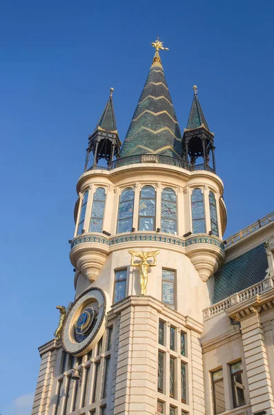 Edifício antigo em estilo art nouveau com torre e relógio astronômico, Praça da Europa, Batumi, Geórgia — Fotografia de Stock