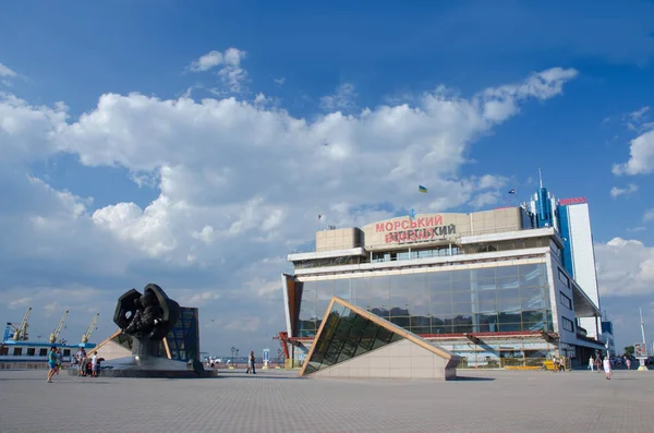 ODESSA, UKRAINE - 15 AUGUST 2016: Vederea portului maritim de pasageri de importanță internațională, situat pe coasta de nord-vest a Mării Negre — Fotografie, imagine de stoc