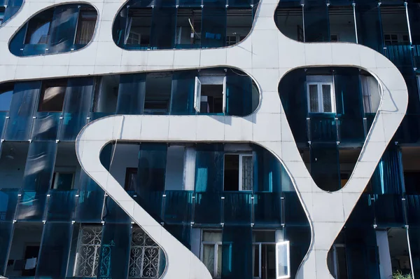 BATUMI, ADJARA, GEORGIA - 22 DE OCTUBRE: edificio residencial contemporáneo, situado cerca del paseo marítimo, el 22 de octubre de 2016 en Batumi . — Foto de Stock