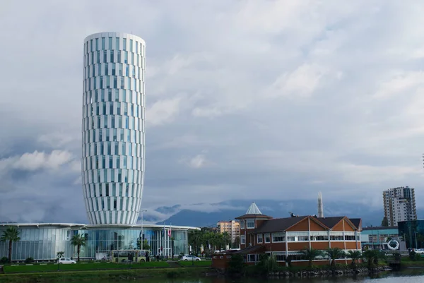 现代建筑的房子的正义黑海海滨 Batumi.The 中心建设设计由意大利建筑师米歇尔 · 德 Lucch — 图库照片#