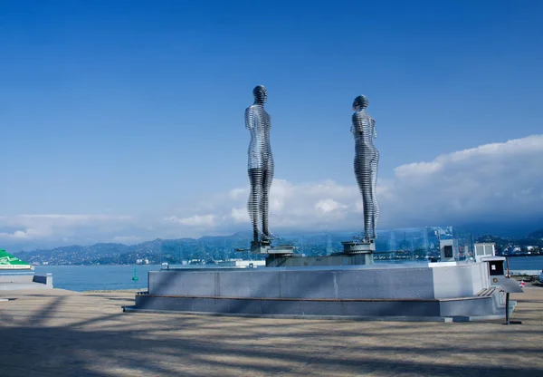 Batumi, Gruzja - 7 października: Metalowe ruchome rzeźby współczesnej miłości Ali i Nino 7 października 2016 w Batumi, Georgia.Statues opisane popularne opowieść o muzułmańskich azerski chłopiec i dziewczynka Christian Georgian — Zdjęcie stockowe