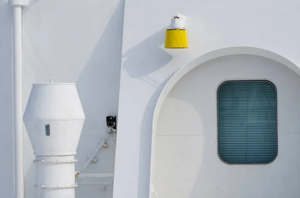 Una composición abstracta del lado del revestimiento de pasajeros pintado con color blanco que contiene tubería de ventilación, ventana de la cabina y sombras — Foto de Stock