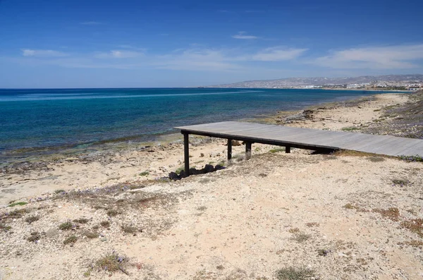 Kato Paphos beach, fából készült móló, relax hely a Ciprus-tenger — Stock Fotó