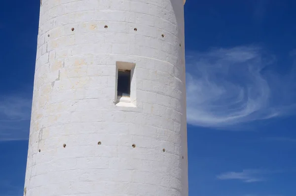 Venster van oude Paphos vuurtoren witte muur tegen blauwe hemel, Cyprus-eiland, Middellandse-Zeekust, Europa — Stockfoto