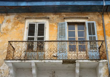 Balkon ve Limasol, Kıbrıs Adası, tipik Akdeniz tarzı eski terk edilmiş bir evde ile windows