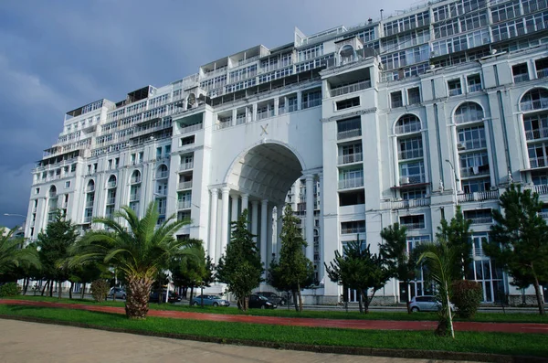 BATUMI, ADJARA, GEORGIA - OUTUBRO 21,2016: Edifício moderno Magnolia, complexo hoteleiro na costa do Mar Negro, no centro de Batumi.É o maior complexo da Geórgia — Fotografia de Stock