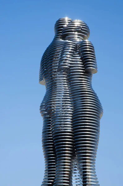 BATUMI, GEORGIA - 7 DE OCTUBRE: Escultura moderna de metal del hombre y la mujer (Amor de Ali y Nino) el 7 de octubre de 2016 en Batumi, Georgia. —  Fotos de Stock