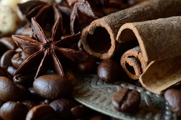 Nahaufnahme von Kaffeebohnen, Anis und Zimtstangen, Lebensmittel Hintergrund mit horizontaler Zusammensetzung — Stockfoto