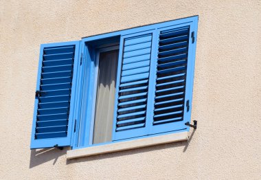 Eski pencere ve mavi renk, geleneksel Kıbrıs Akdeniz tarzı boyalı panjurlar açıldı