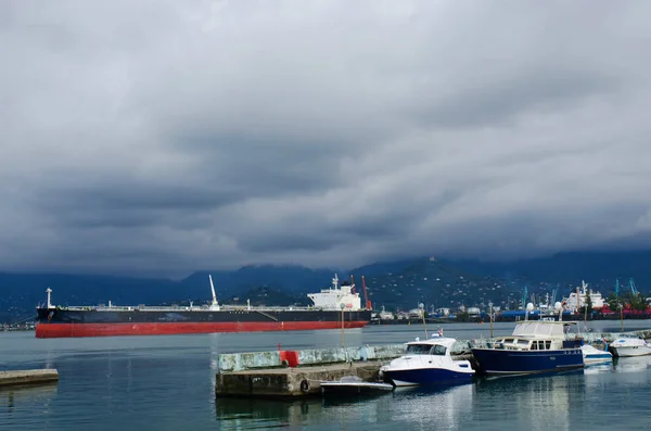 Motor boats and cargo ships at Batumi sea port.City is popular t — Stock Photo, Image