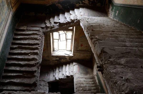 Escadas arruinadas e janela dentro da casa abandonada velha, Odessa, Ucrânia, Europa — Fotografia de Stock