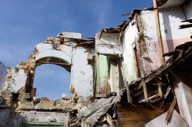 Terk edilmiş yıkık Ortaçağ bina ile mavi gök, Odessa, Ukrayna