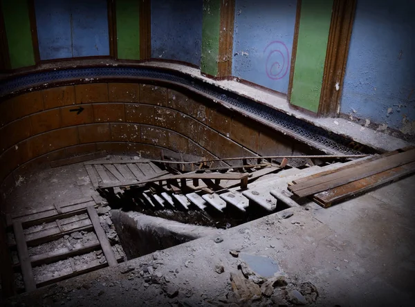 Dramatyczne wnętrz schody i dekoracje ścienne wewnątrz stary opuszczony dom, Odessa, Ukraina, Europa — Zdjęcie stockowe