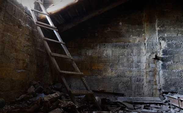 Střešní prostor opuštěného domu se stará podlaha pokryta guáno, Oděsa, Ukrajina, Evropa — Stock fotografie