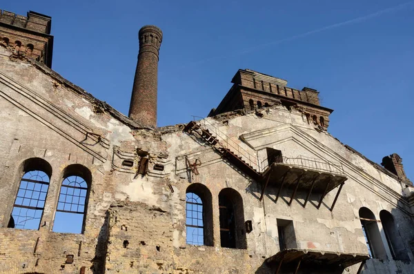 Antiguo edificio abandonado taller de reparación de coches en Odessa, Ucrania — Foto de Stock